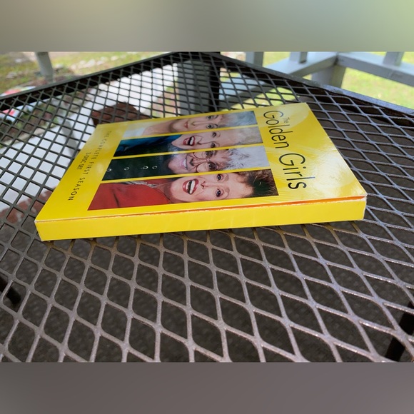 The Golden Girls DVD The Complete First Season 3-Disc Set - Picture 7 of 14
